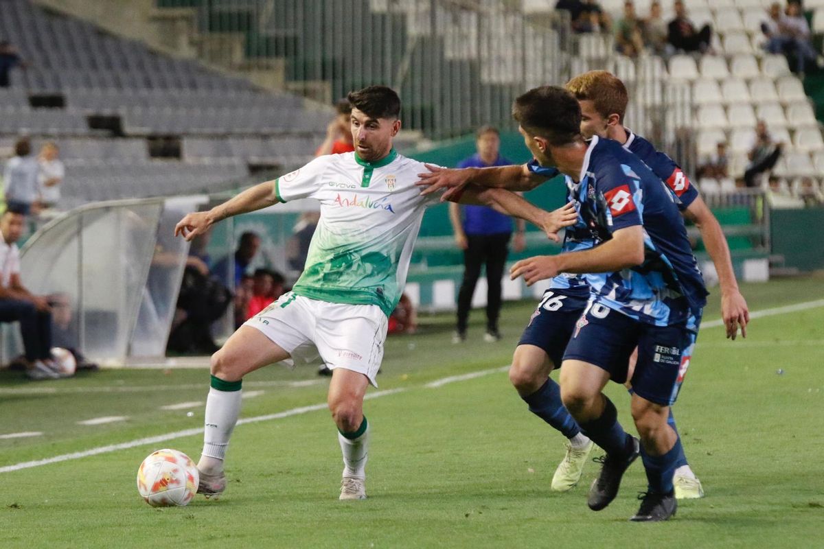 Javi Flores protege el esférico durante el choque ante el Racing de Ferrol.