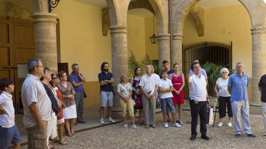 El grupo de visitantes ayer durante la visita en el patio del Hospital de la Piedad.