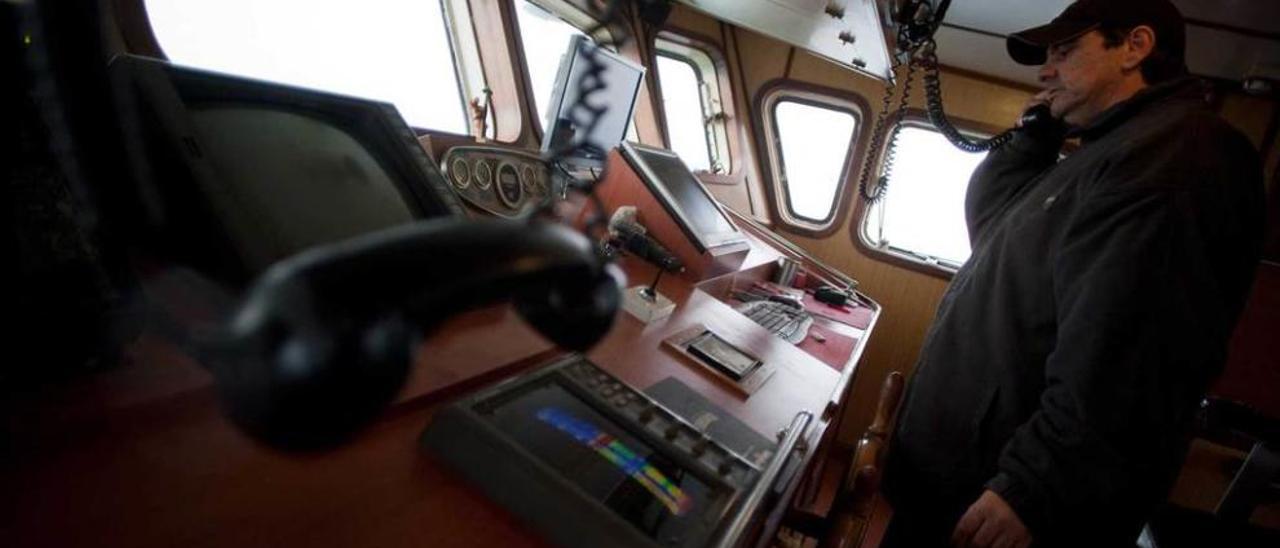 El patrón de un barco arrastrero, en una imagen de archivo tomada en el puente de mando.