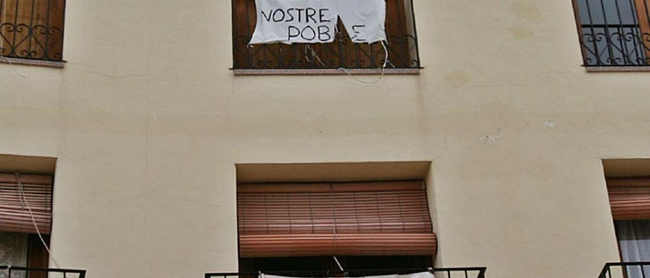 Imagen de archivo de pancartas en contra de la urbanización.