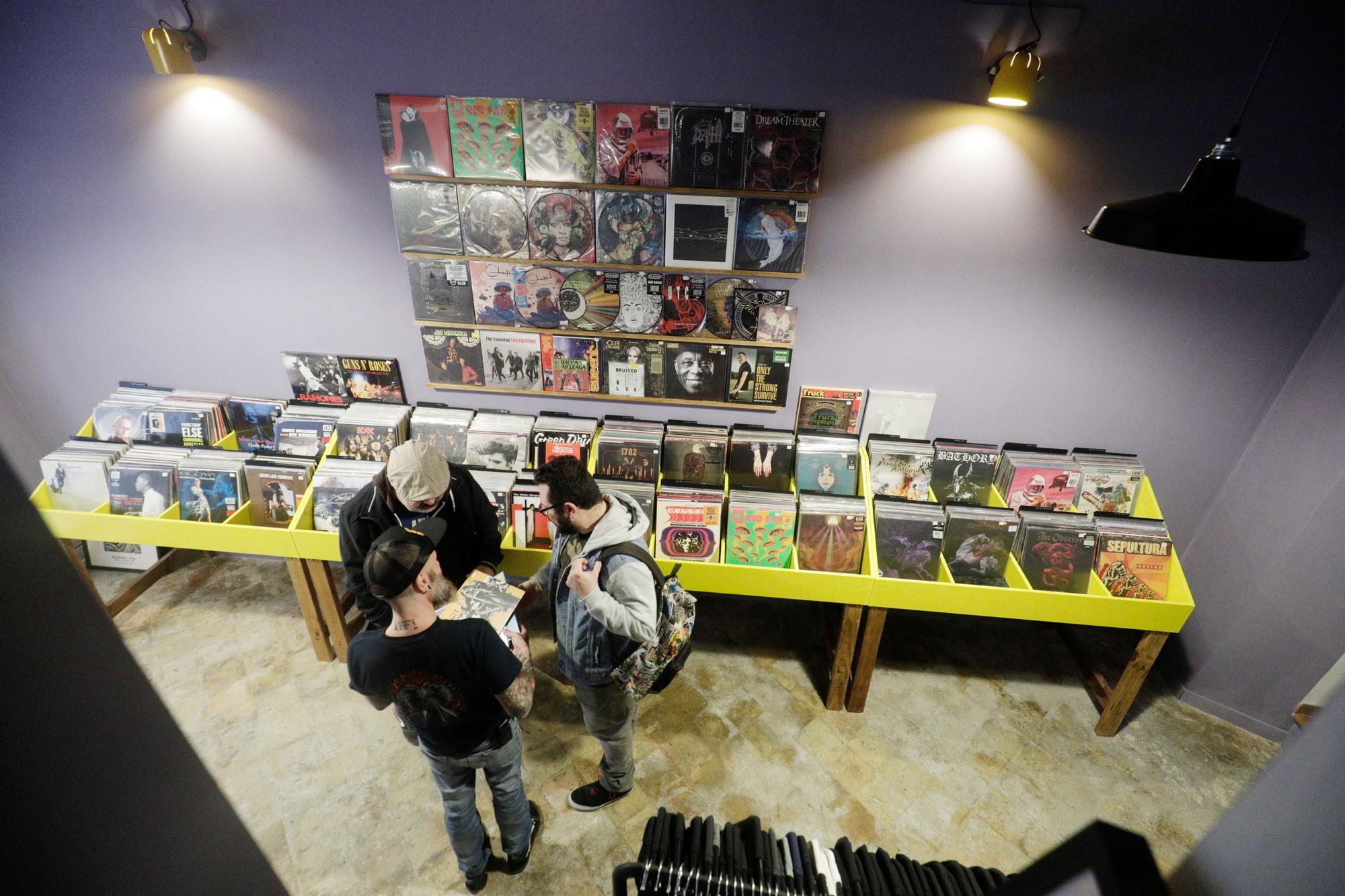 Los vinilos mandan en Purple Haze, nueva tienda de discos abierta en Palma  - Diario de Mallorca