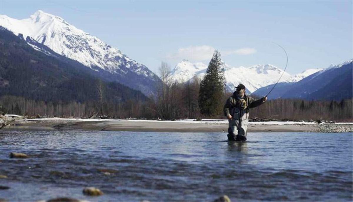 Pescador en un río de Canadá