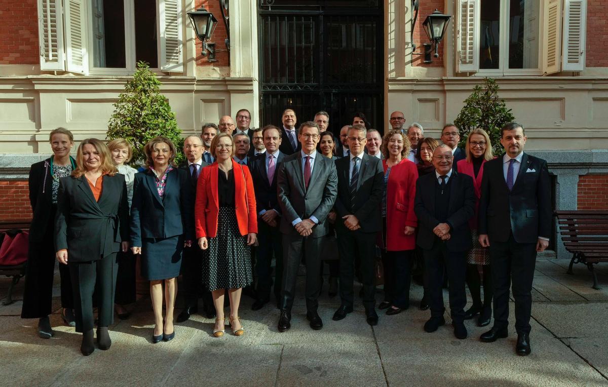 Alberto Núñez Feijóo, este martes, con embajadores de la Unión Europea.