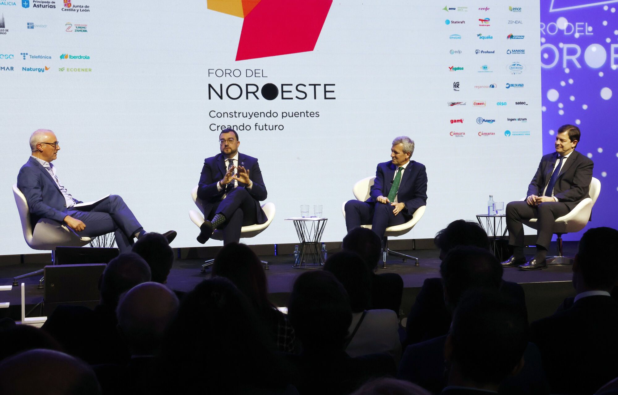 Un momento de la mesa "Oportunidades del Noroeste’", moderada por el director de Faro de Vigo, con Alfonso Rueda, presidente de la Xunta de Galicia, Adrián Barbón, presidente del Principado de Asturias, y Alfonso F. Mañueco, presidente de la Junta de Castilla y León.