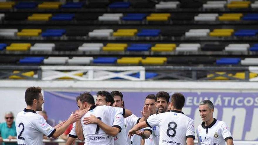 Los jugadores del Caudal celebran el tanto de Alegre.