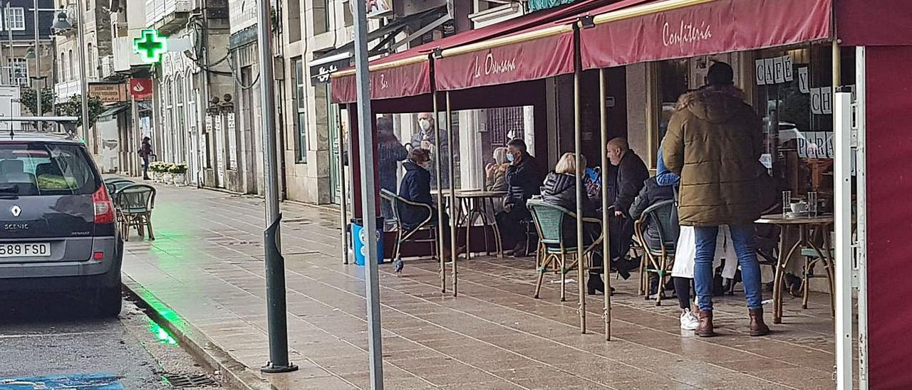 Moañeses, ayer, consumiendo en una de las terrazas del centro parcialmente abiertas. |   // S.A.