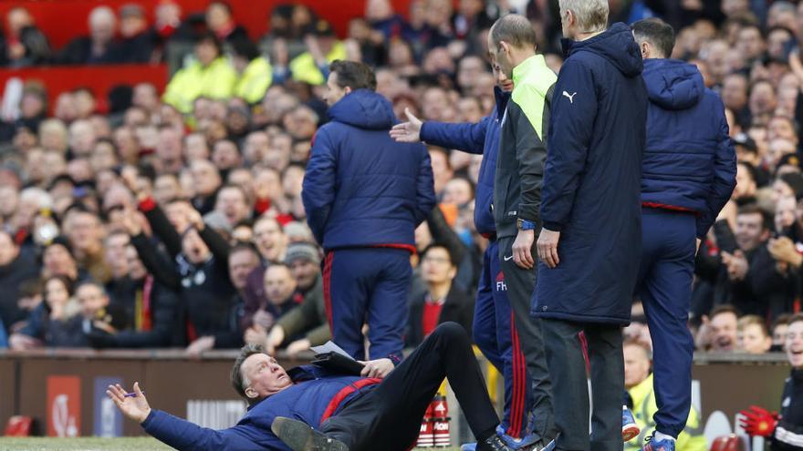 Van Gaal se tira al suelo para protestar una jugada