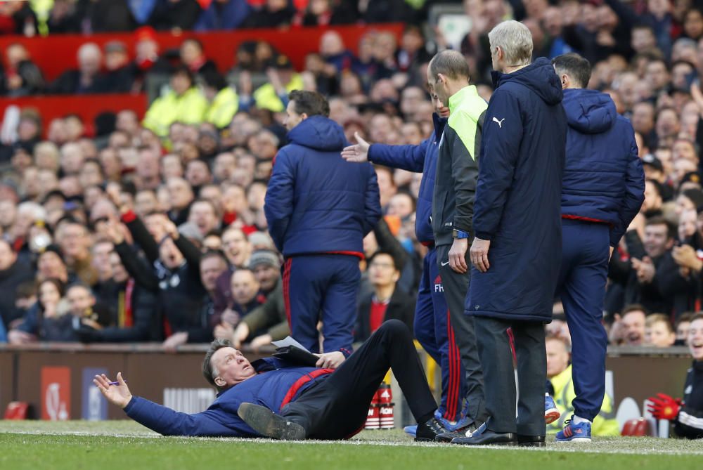 Louis Van Gaal se tira al suelo para protestar una jugada durante el Manchester United - Arsenal.