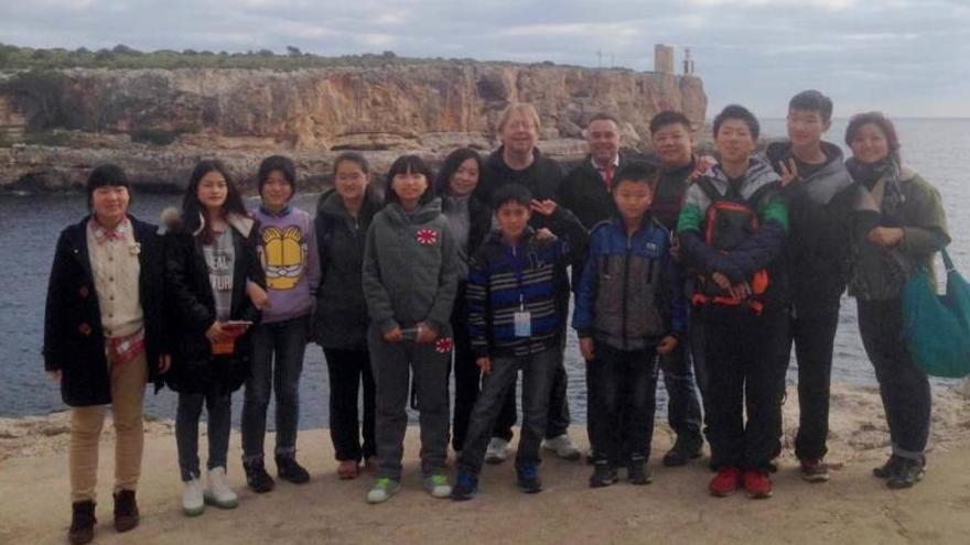 Auch ein Besuch in Cala Figuera stand für die chinesischen Kinder, ihre Betreuer und Morning Tears-Gründer Sevenants (Mitte, mit Brille) auf dem Programm.