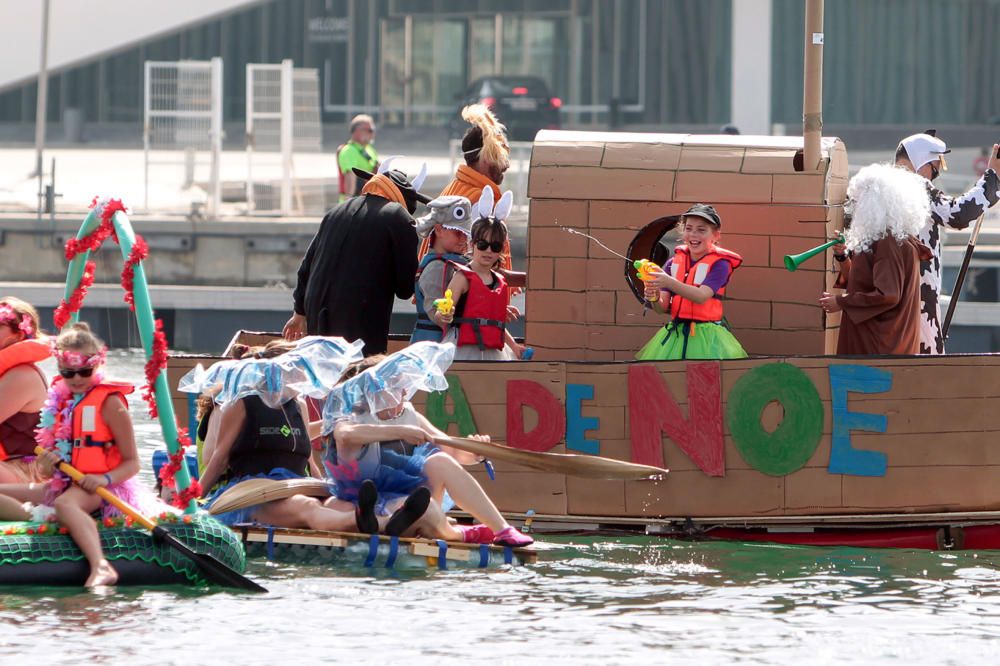 Regata de barcos locos en La Marina de València