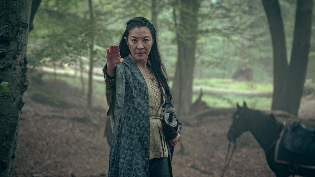 Michelle Yeoh (Scían) en ’The Witcher: El origen de la sangre’.