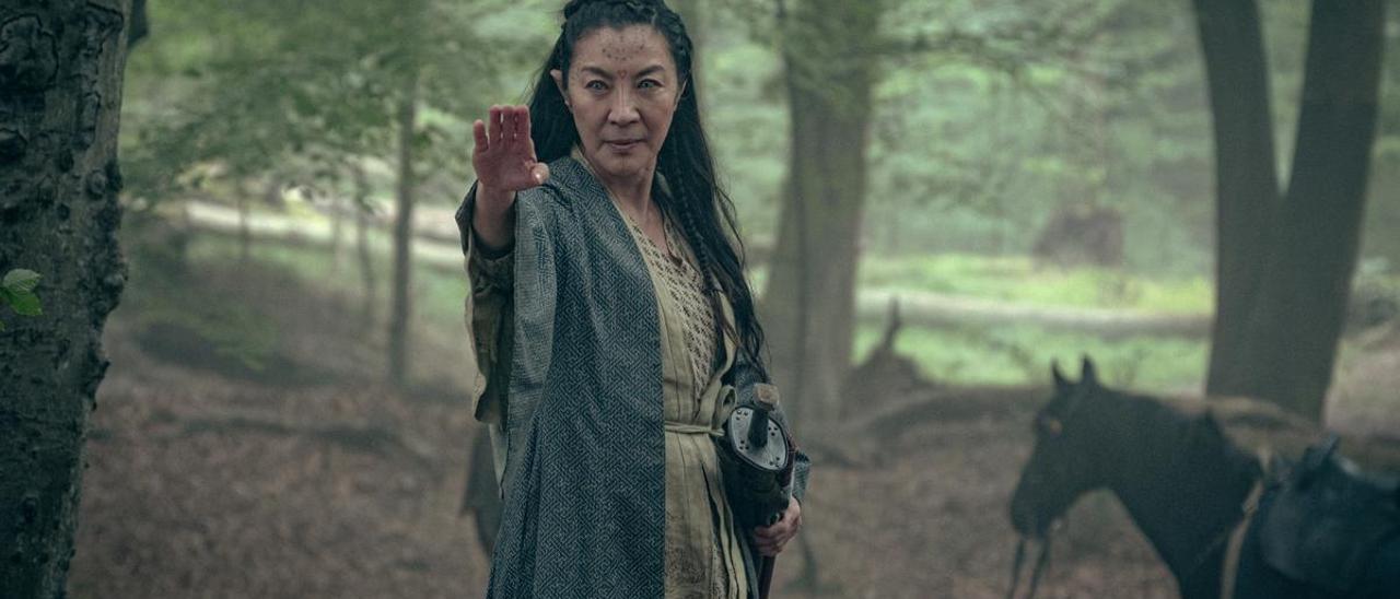 Michelle Yeoh (Scían) en ’The Witcher: El origen de la sangre’.