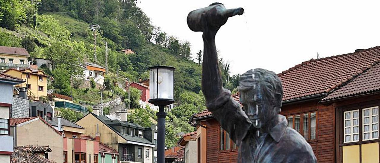 La plaza de Requejo, uno de los lugares icónicos de Mieres. En el recuadro, el lema de la marca turística de Mieres. | Juan Plaza