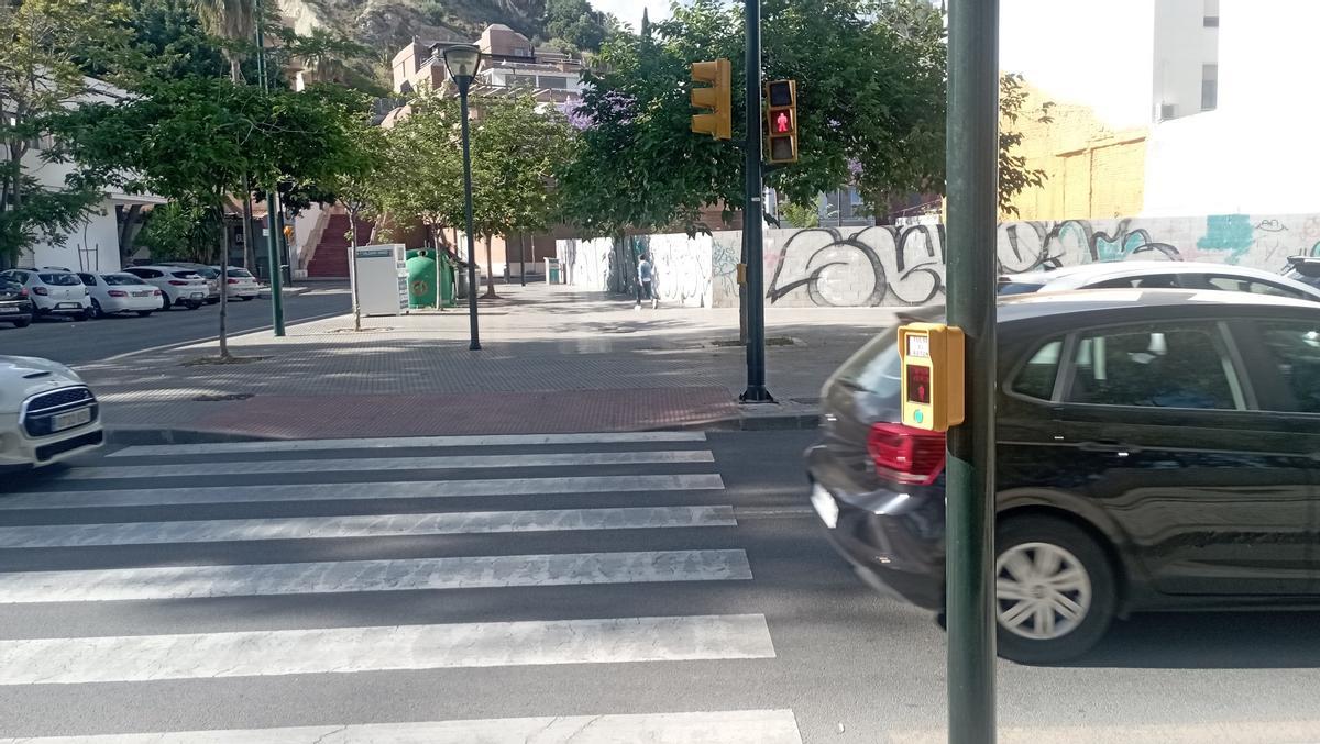 El mismo semáforo, desde la acera de los Baños del Carmen.