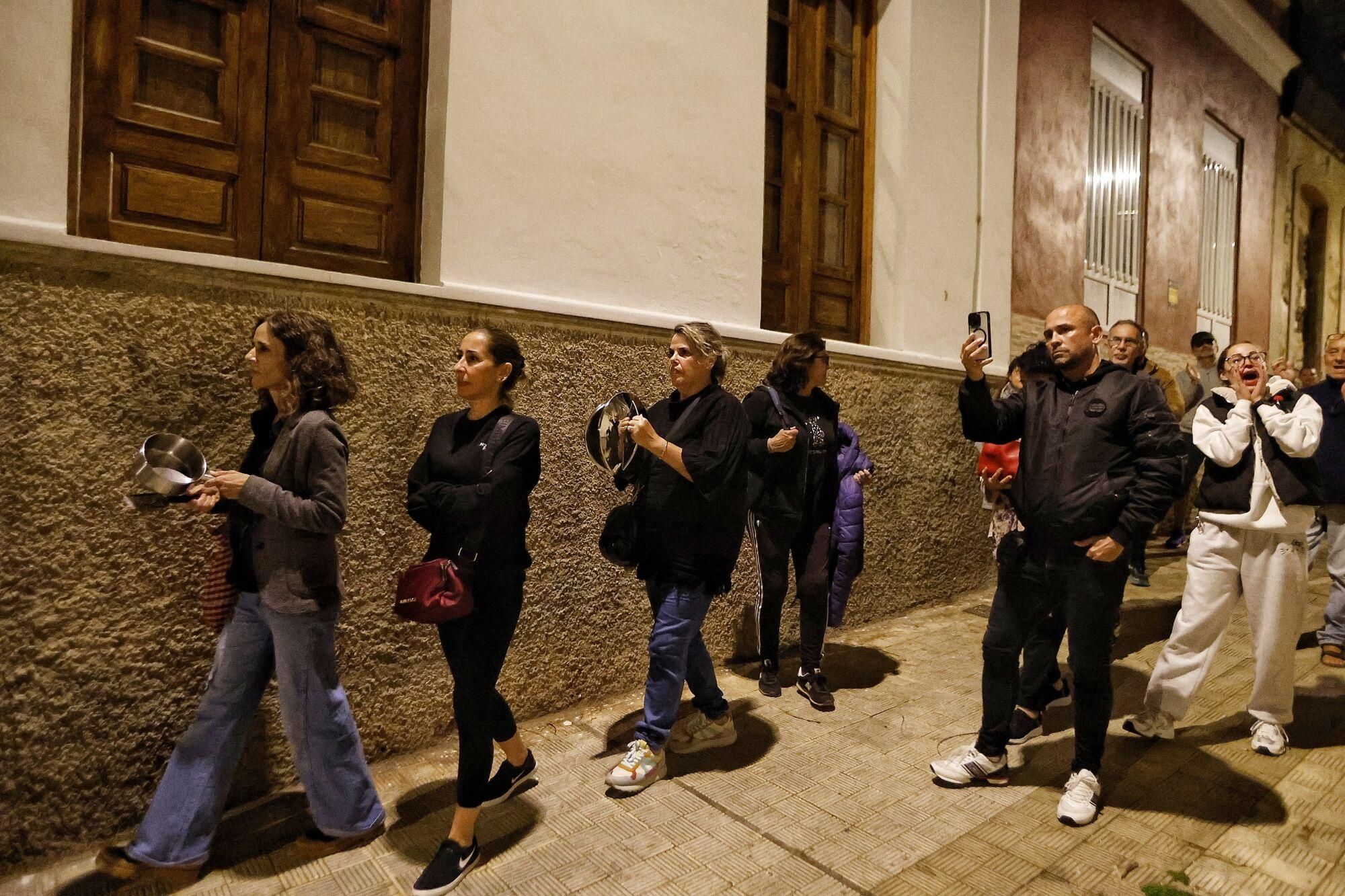 Cacerolada de los vecinos de El Toscal contra la inseguridad y la ocupación de viviendas
