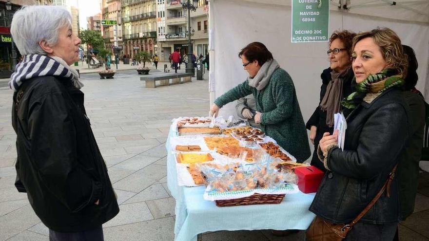 La Asociación de Familiares de Enfermos de Alzheimer de O Salnés (Afasal) organiza carpas informativas para recaudar fondos. // Noé Parga