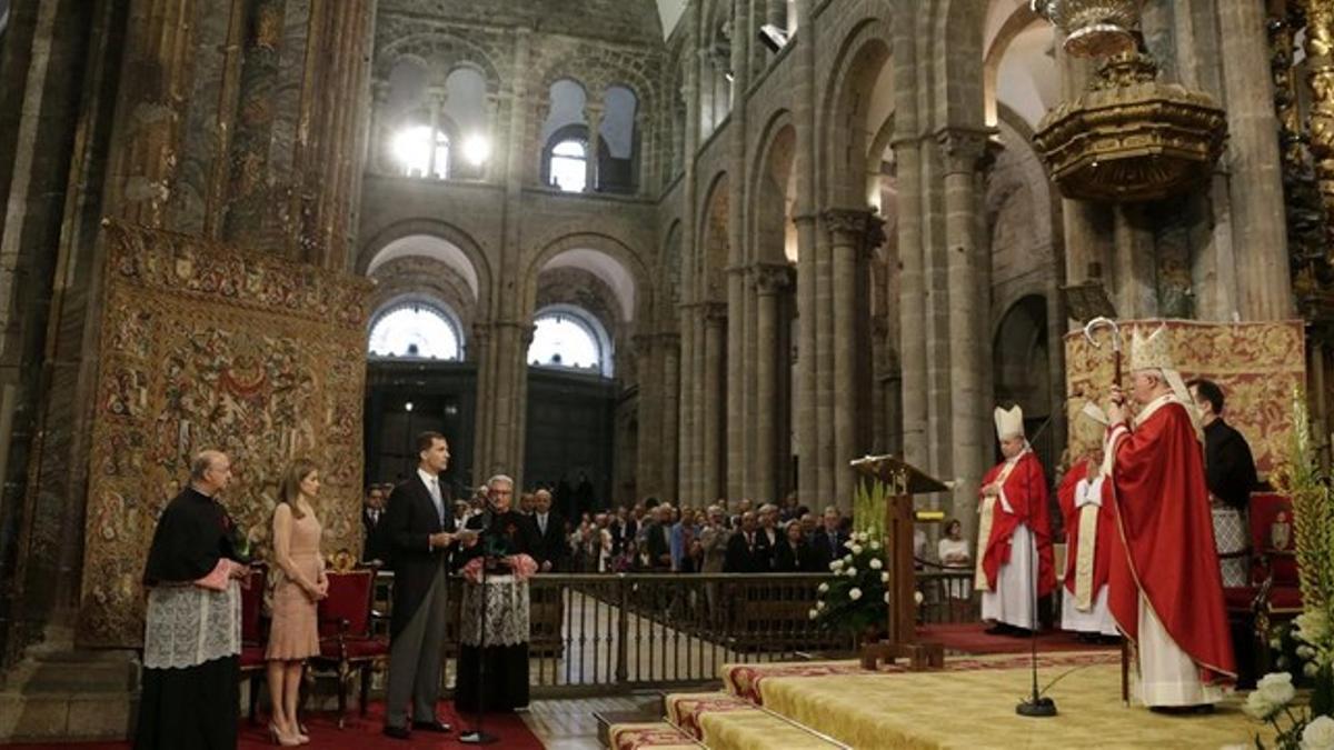 El rey Felipe VI, junto a la reina Letizia, durante su discurso en la ofrenda nacional al apóstol Santiago, patrono de España, celebrada hoy en la cetedral santiaguesa.