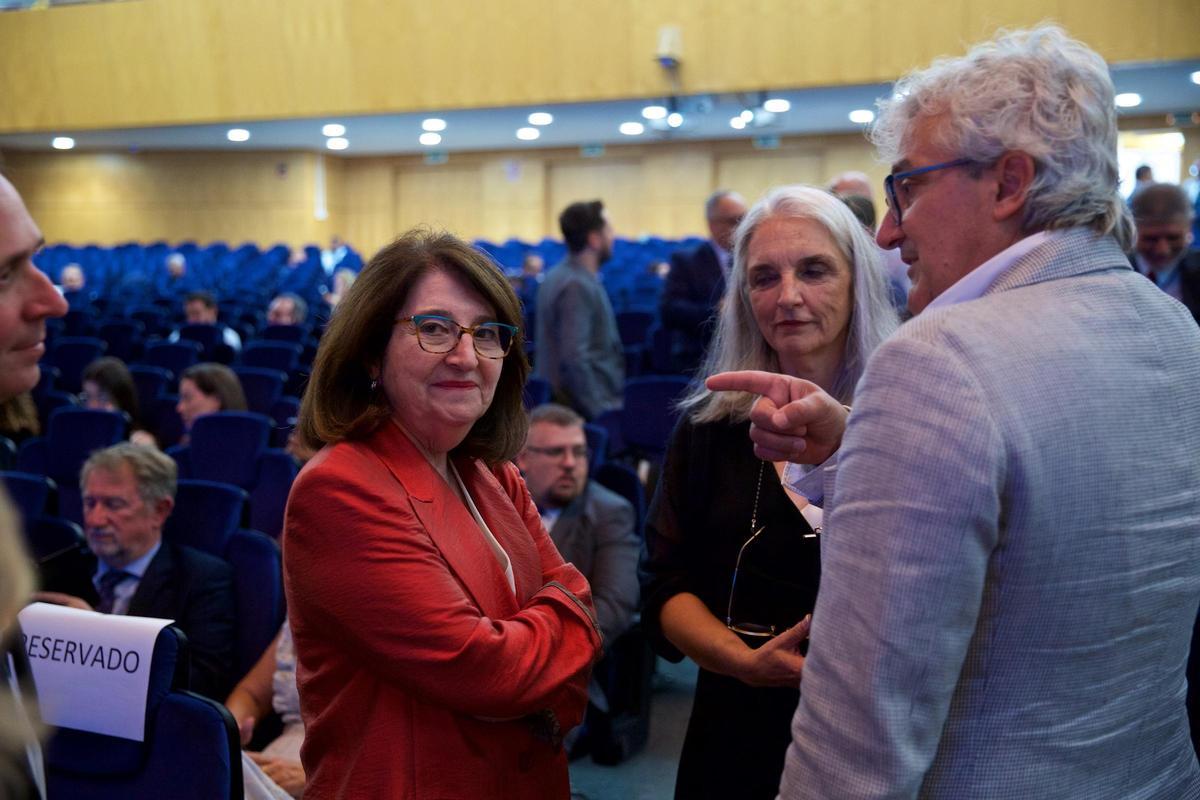 Amparo Navarro conversa con Rogério Corrêa, rector de la Universidad do Vale do Itajaí, antes de la inauguración del encuentro.
