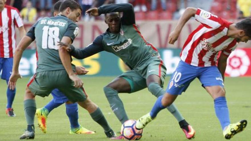 Un momento del partido entre el Sporting y el Athletic en El Molinón.