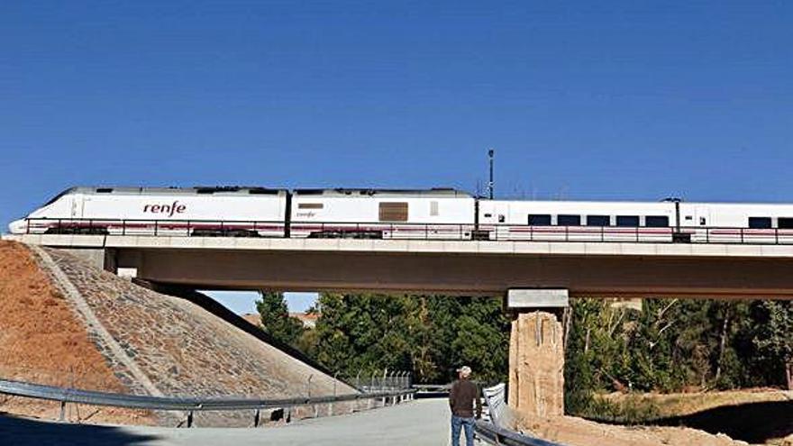 Paso del Alvia por el puente sobre la carretera de Valderrey, a la altura de Valorio.