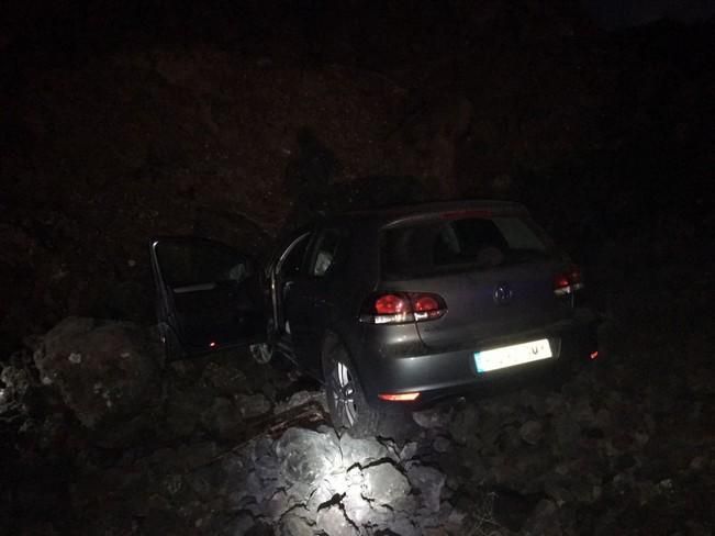 Un coche se sale de la carretera en Yaiza y queda abandonado