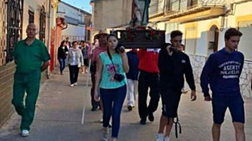 Jóvenes portan la imagen de San Roque por las calles de Morales.