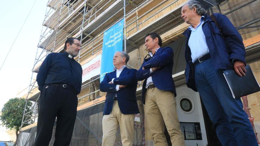 Salvador Fuentes visita las obras de mejora de la fachada de la iglesia del Juramento