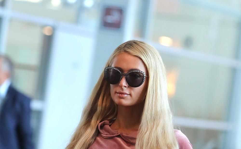 Paris Hilton con gafas de sol