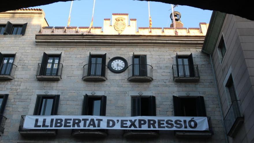 La pancarta que llueix a la façana de l&#039;Ajuntament de Girona.