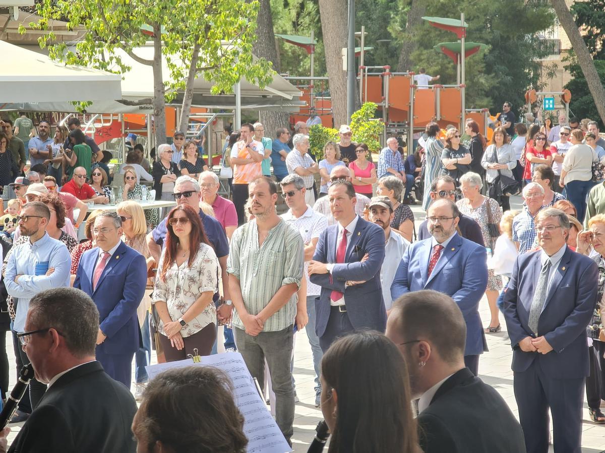 Las autoridades municipales de Elda, con el alcalde Rubén Alfaro y el responsable autonómico Iñaki Pérez, durante el concierto en la plaza Castelar.