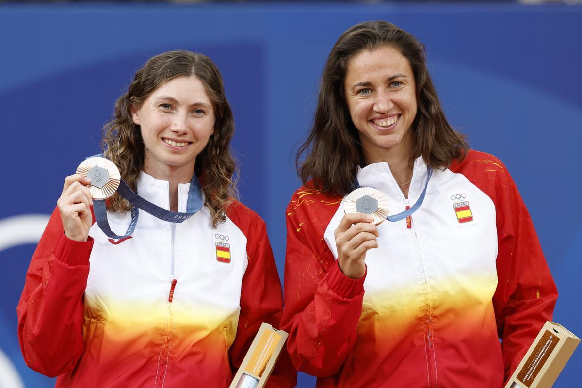Sara Sorribes (D), junto a Cristina Bucsa, tras conquistar la medalla de bronce del dobles femenino de los Juegos Olímpicos de París 2024.