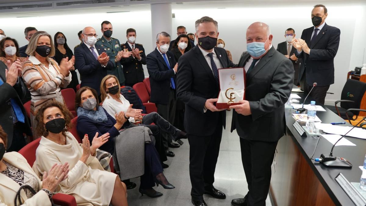 Jesús Aguirre recibe la insignia de oro del Colegio de Farmacéuticos de Córdoba.