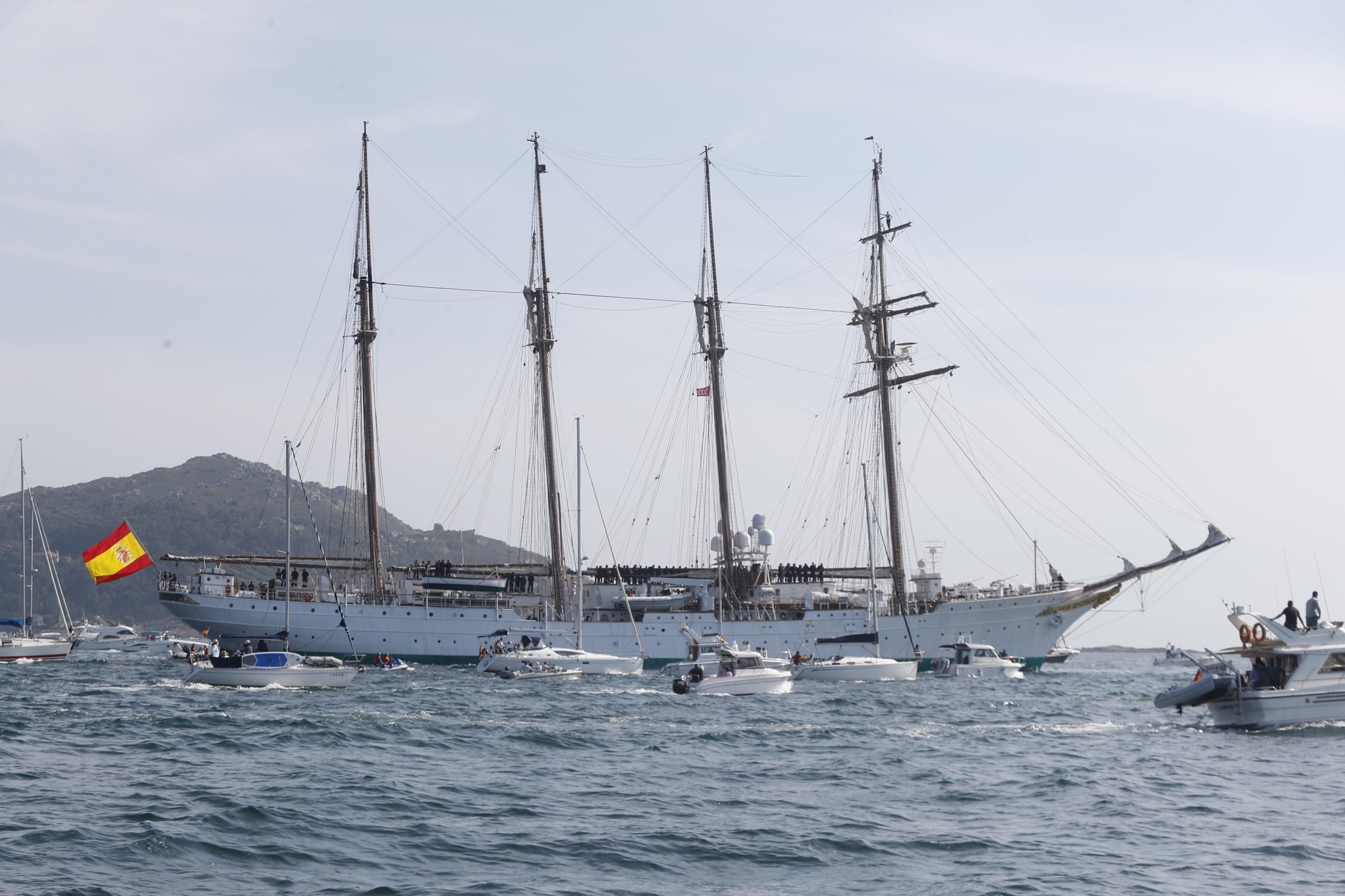 El buque 'Juan Sebastián Elcano' se impone a la niebla en Baiona