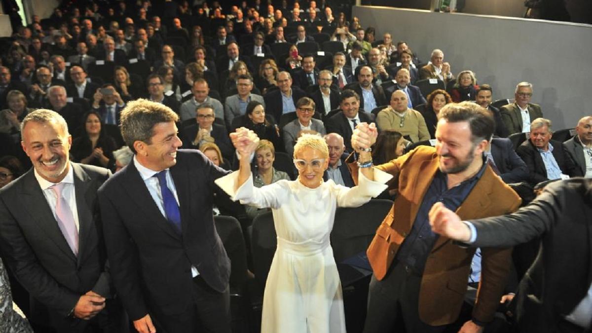 Rosana Perán junto al presidente de la Generalitat, Carlos Mazón, y el alcalde de Elche, Pablo Ruz,  tras la asamblea de la CEC en la que ha sido designado