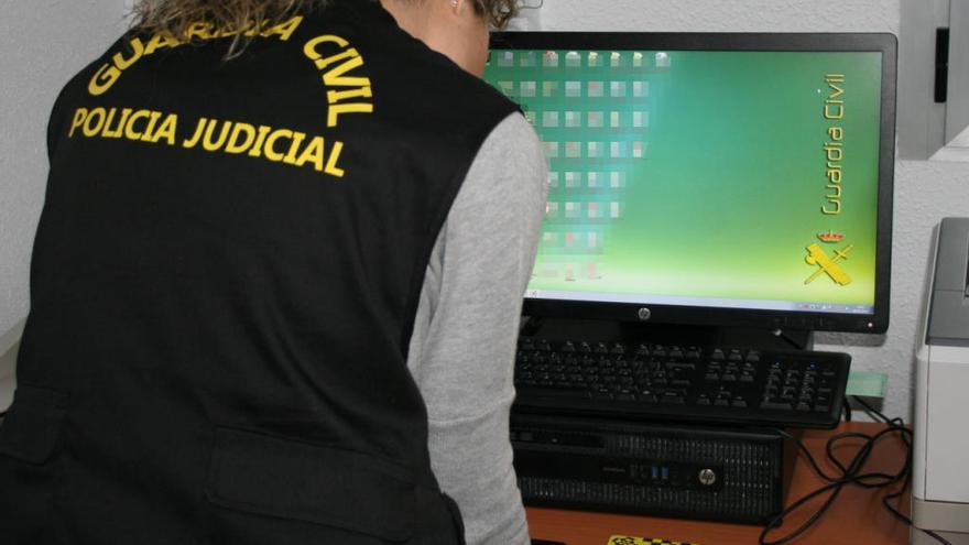 Una agente de la Guardia Civil, durante la operación