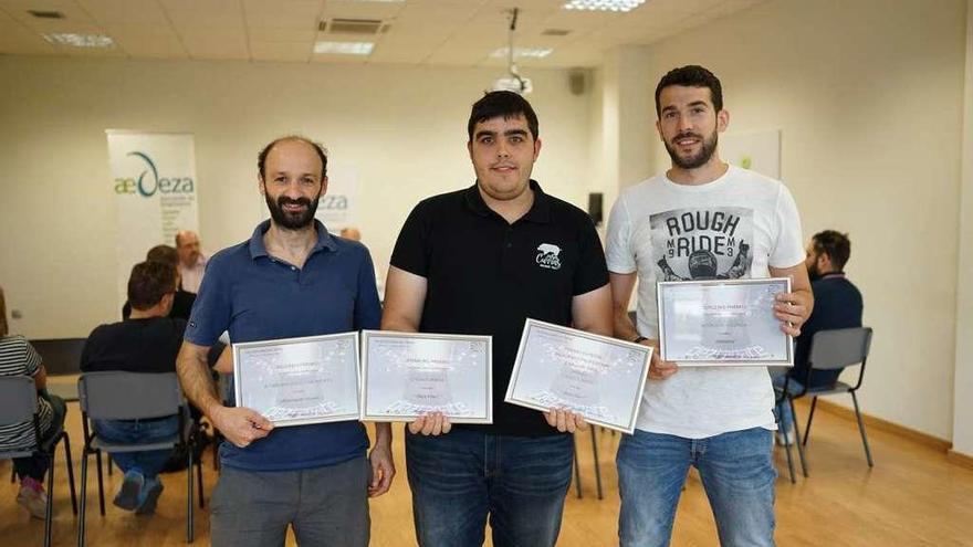 Representantes de A Taberna do Ultralimento, Casa Currás y A Cunca, con los premios. // Bernabé