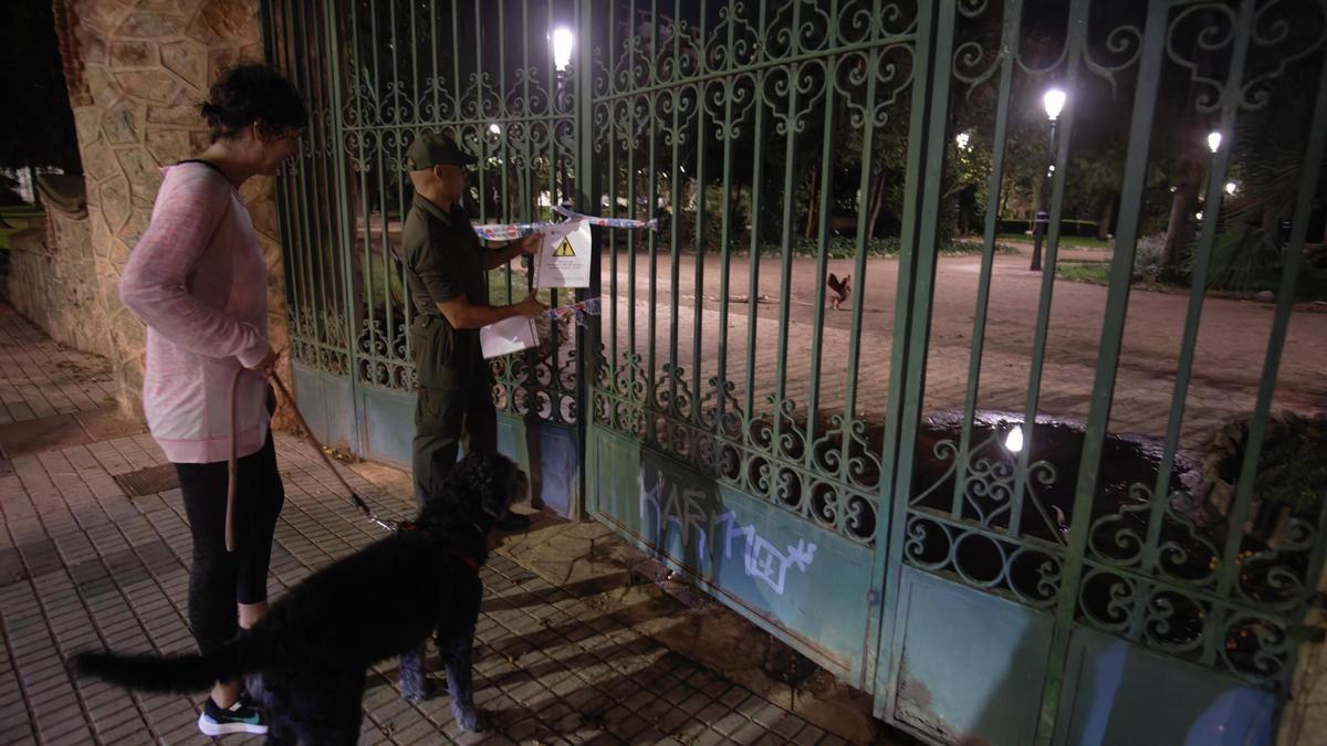 Un guarda cierra el acceso al parque de Castelar ante la llegada de la borrasca Aline, el pasado miércoles por la noche.