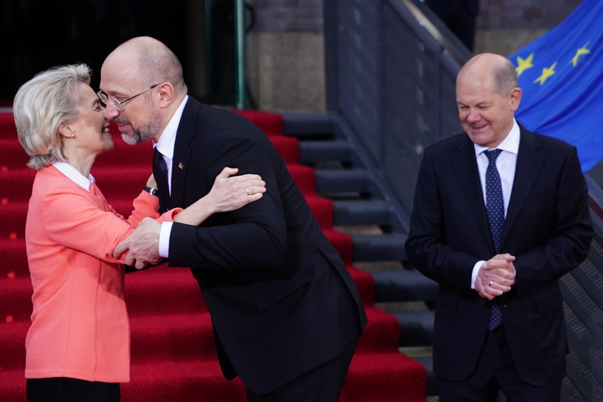 Ursula von der Leyen, Denys Shmyhal (primer ministro de Ucrania) y Olaf Scholz.