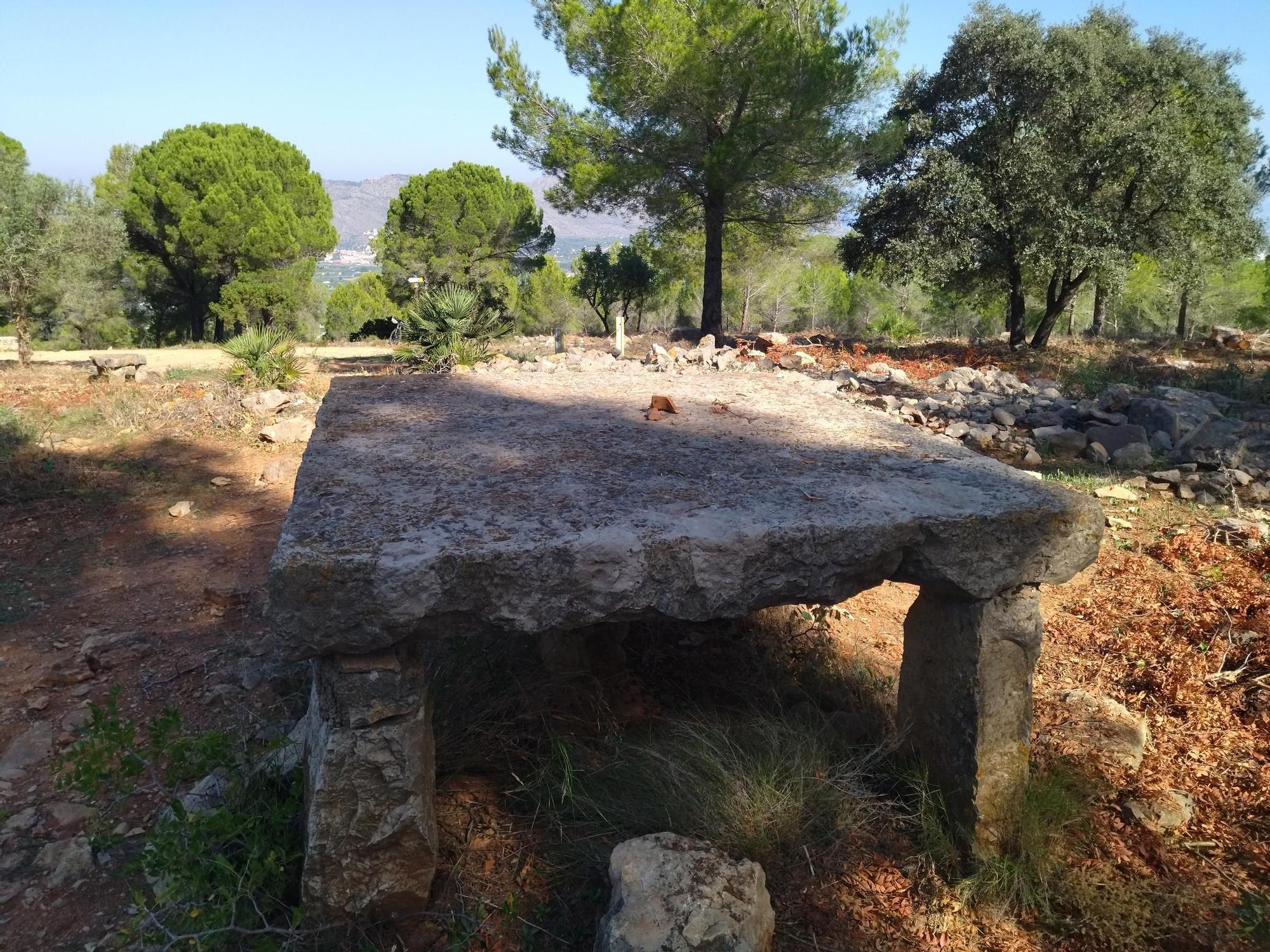 Las sorprendentes mesas de piedra y la masía en ruina del siglo XIX