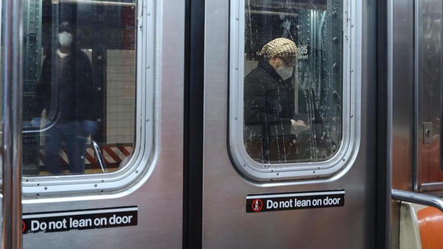 Ciudadanos en el metro de Nueva York.