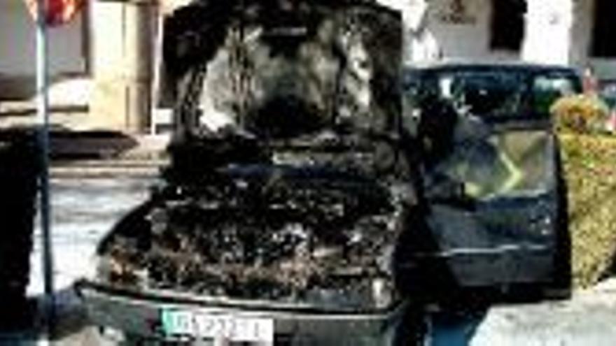 Arde un coche en la plaza de España