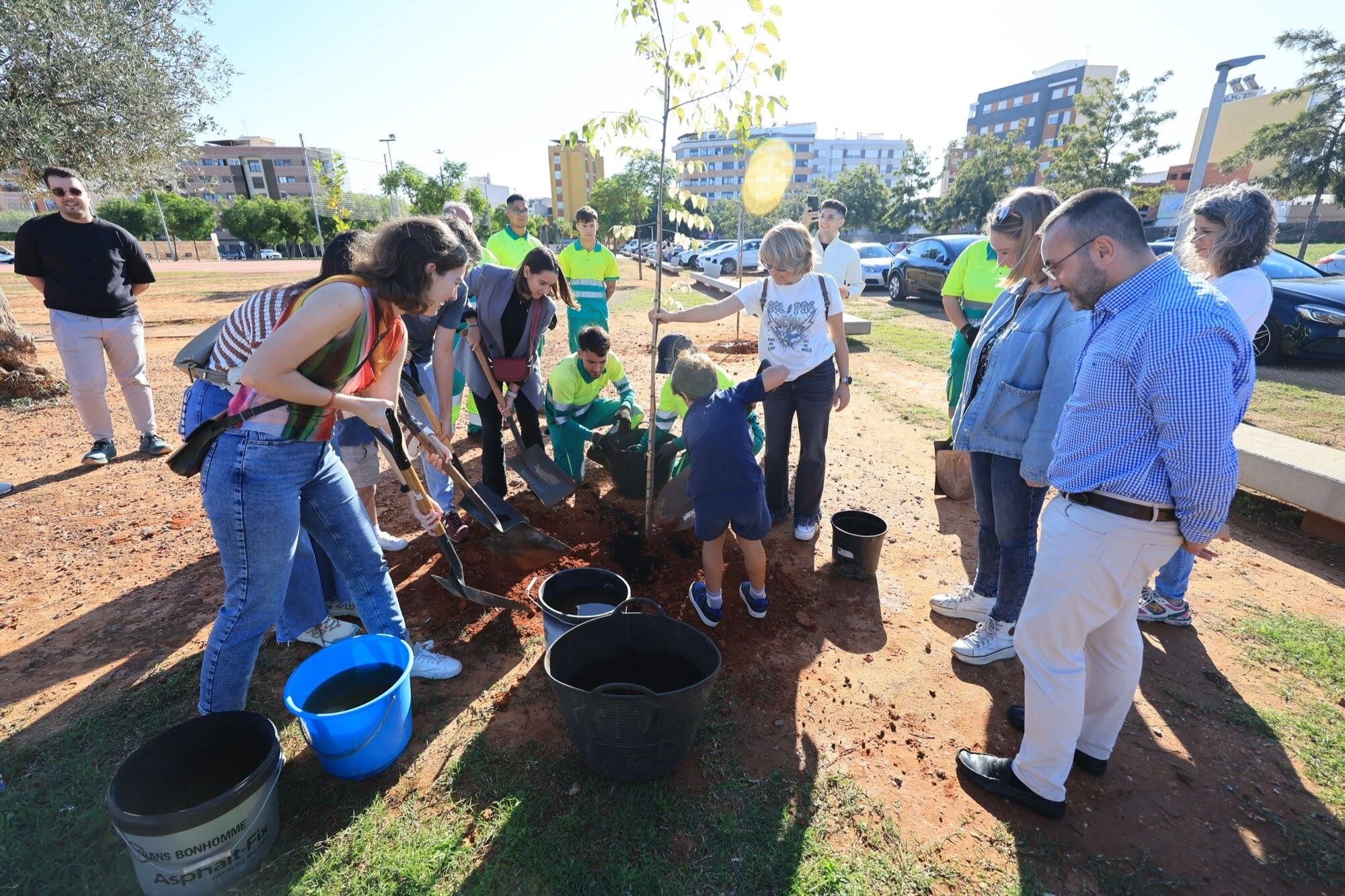  Éxito de la plantación de árboles por parte de personal y familias de Pamesa Grupo Empresarial en la Ciutat Esportiva Municipal de Vila-real que ha tenido lugar en la mañana. de este sábado La acción, que forma parte de la Responsabilidad Social Corporativa del grupo, está incluida en la programación del 20.º Mes de la Sostenibilidad de la Concejalía de Medio Ambiente.