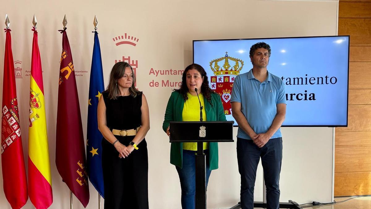 En el centro, la edil Sofía López-Briones presenta la línea de subvenciones dirigida a los centros de educación secundaria.