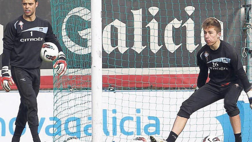 Rubén se dispone a detener un balón en presencia de Sergio durante el entrenamiento de ayer. // R. Grobas