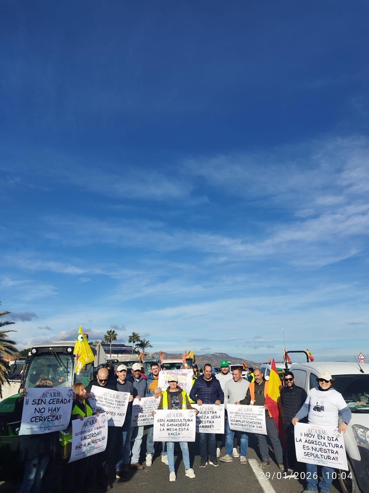 Agricultores muleños participan en la protesta del campo en la Región