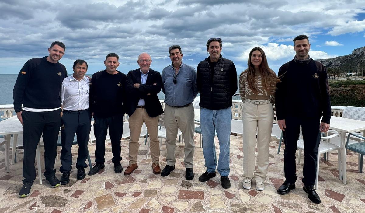 El homenajeado con la tripulación de la Salvamar Fénix, la embarcación de Salvamento Marítimo con base en el puerto de Xàbia