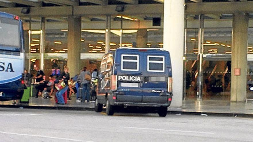 El furgón de la Policía, aparcado en la zona restringida tras dejar a la familia.