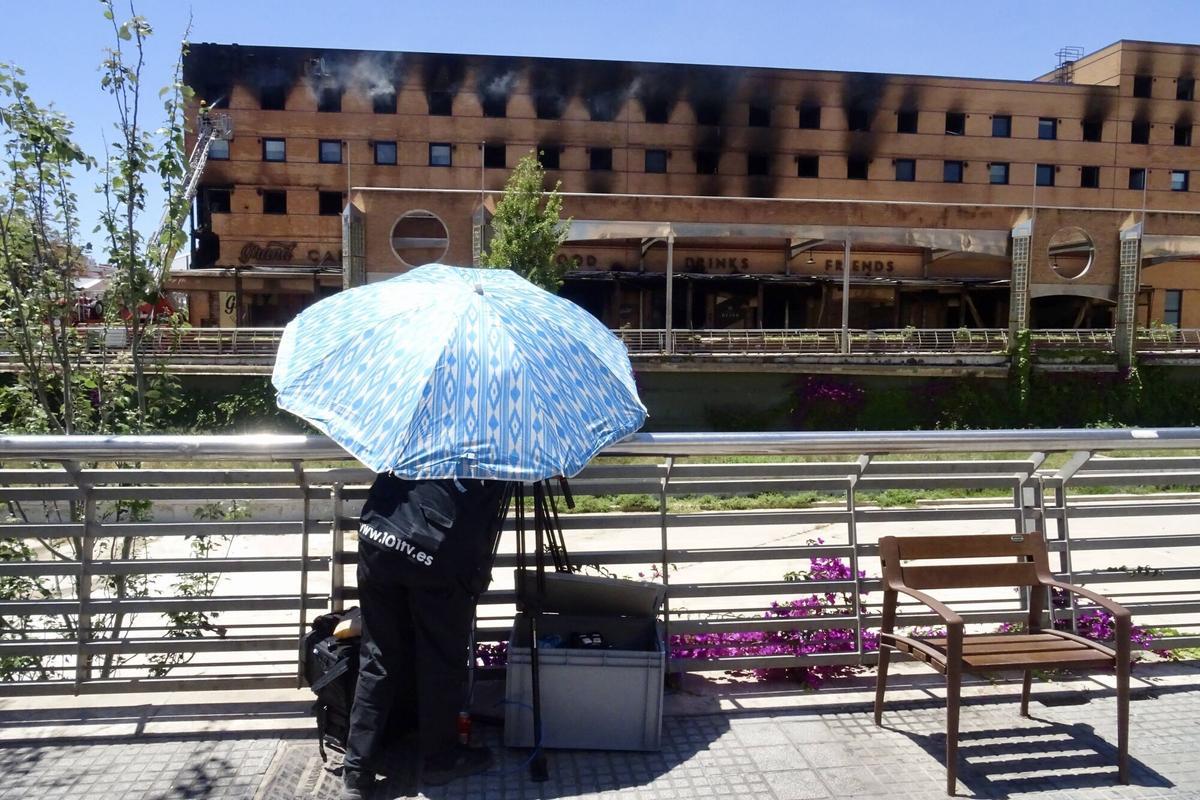 Este miércoles, 27 de mayo, cuando ya se daba por controlado y "prácticamente extinguido", el incendio del Hotel Ibis se ha reactivado por tercera vez en tres días