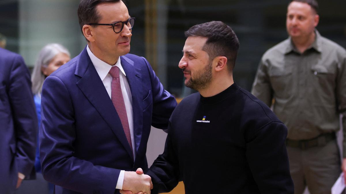 El presidente de Ucrania, Volodymyr Zelenskiy, se da la mano con el primer ministro de Polonia, Mateusz Morawiecki, mientras asisten a la cumbre de líderes europeos en Bruselas.