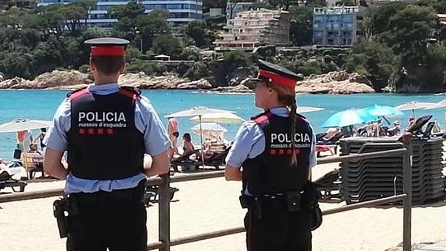 Una parella de mossos patrullant en una platja | Mossos d&#039;Esquadra